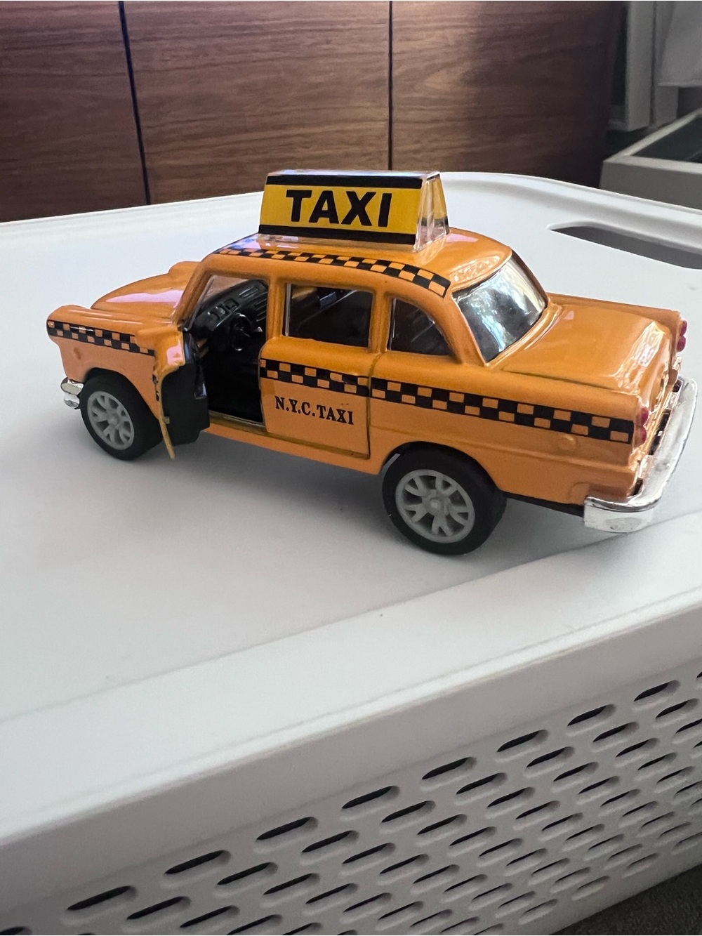 Diecast NYC Classic Checkered Yellow Taxi Cab Pullback Toy Car